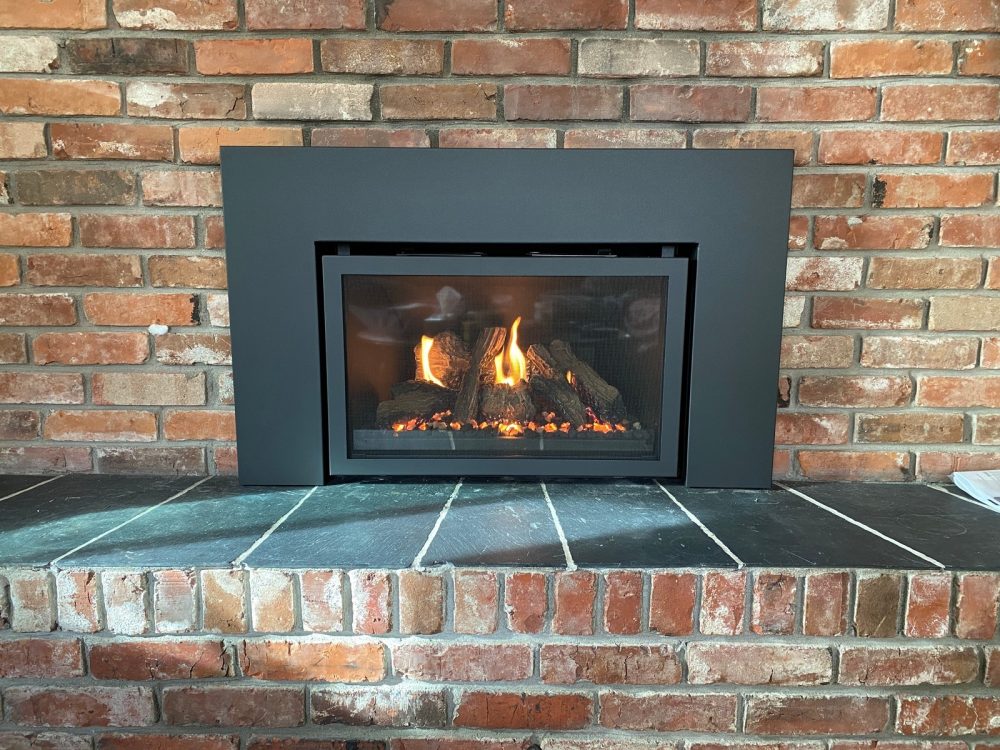 Gas insert fireplace