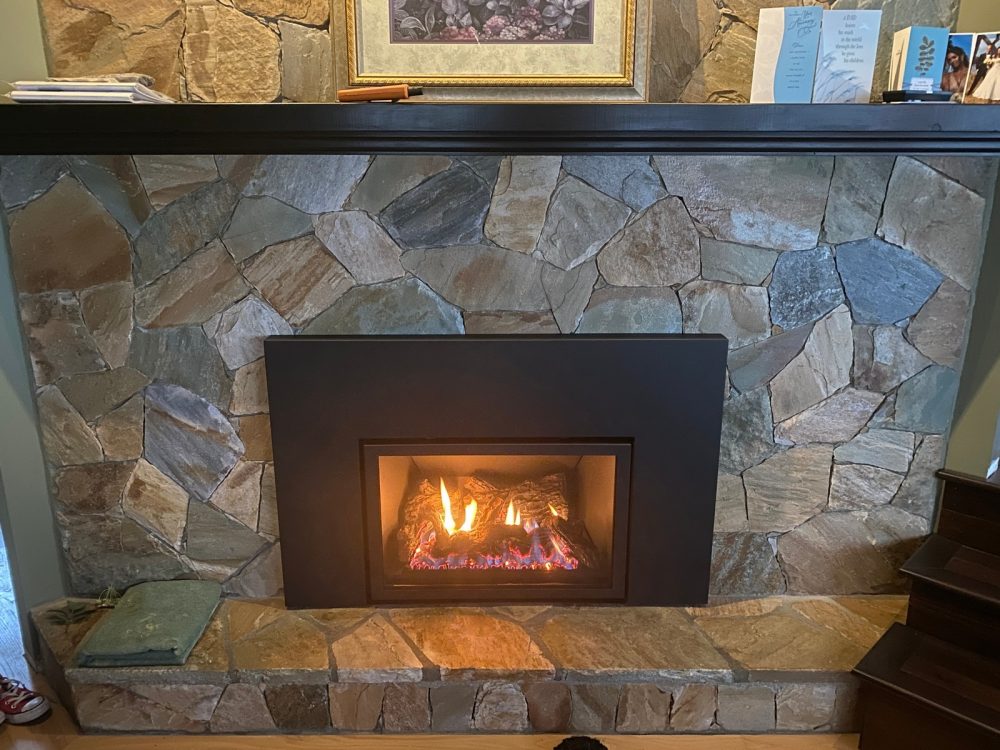 Gas insert fireplace