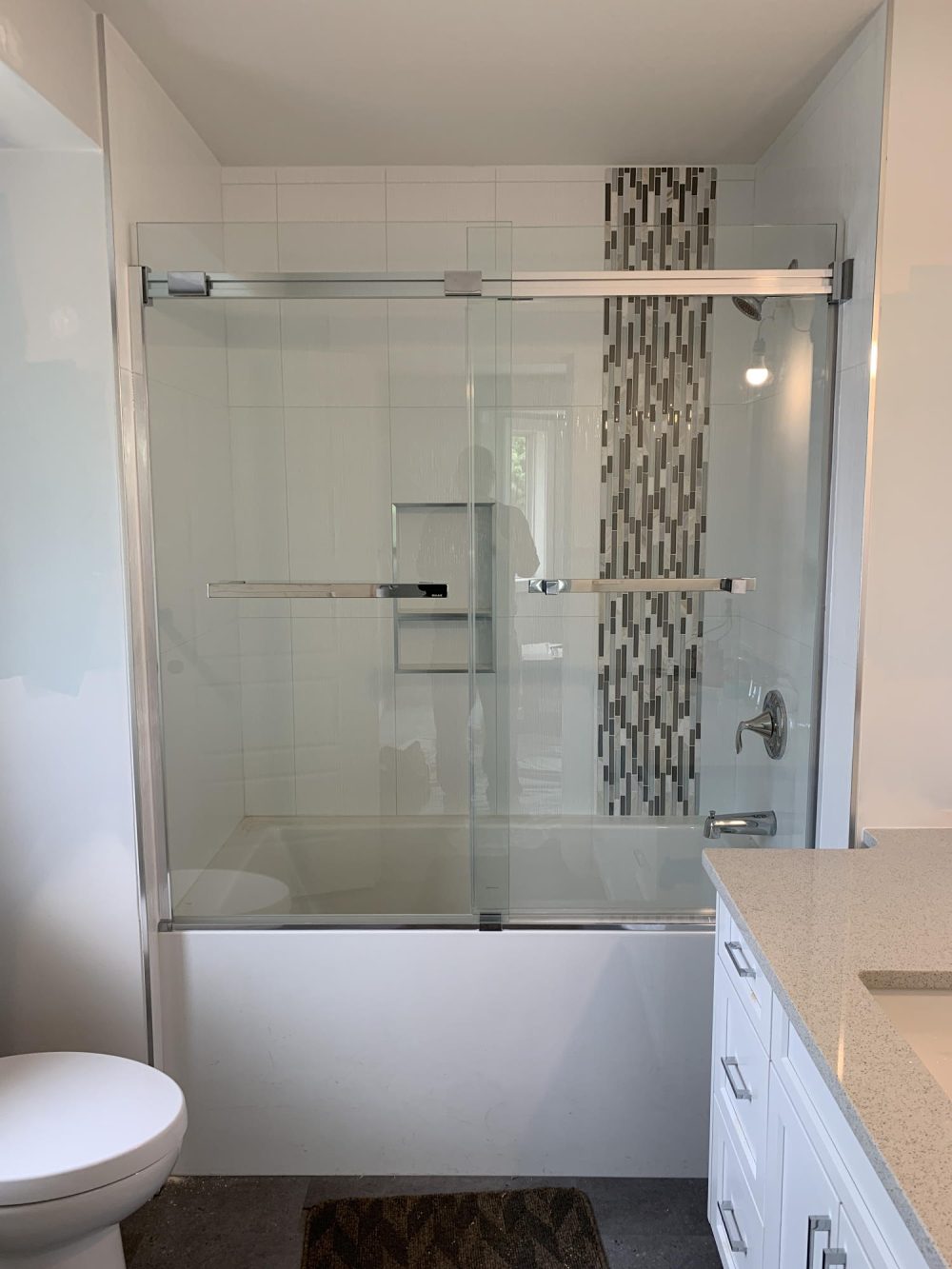 Tub/shower with glass door