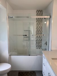 Tub/shower with glass door