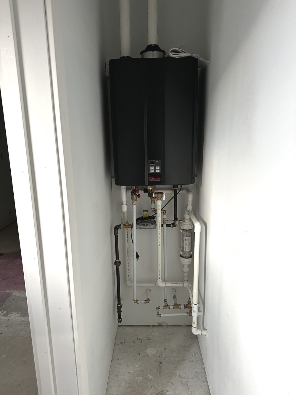 Tankless gas water heater